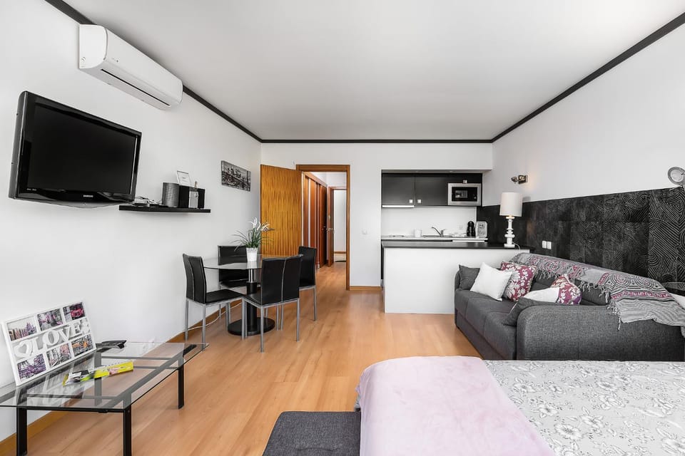 TV and multimedia, Living room, Seating area, Dining area, Bedroom