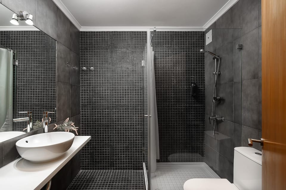 Shower, Toilet, Bathroom, bidet, towels