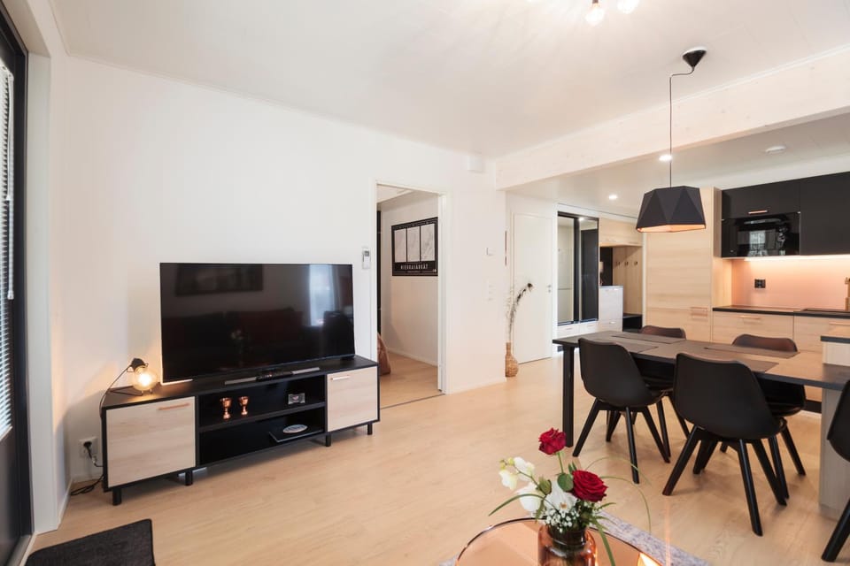 TV and multimedia, Photo of the whole room, Seating area, Dining area