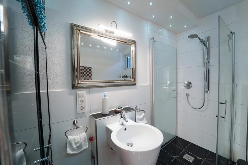 Shower, Bathroom, towels