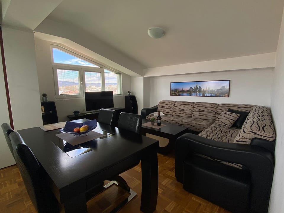 TV and multimedia, Living room, Seating area, Dining area