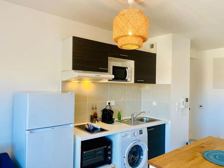 Kitchen or kitchenette, oven, stove, toaster, washing machine