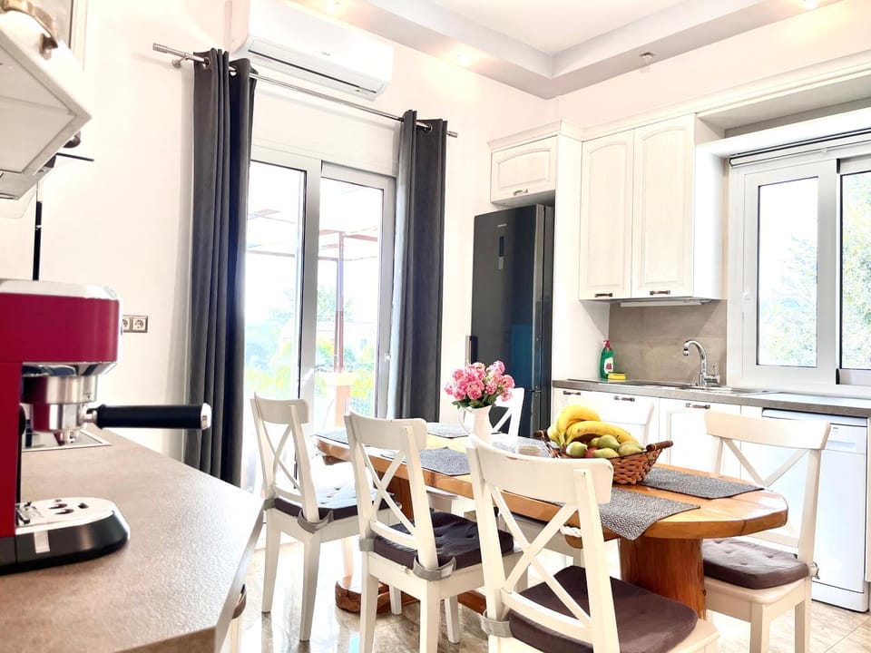 Kitchen or kitchenette, minibar