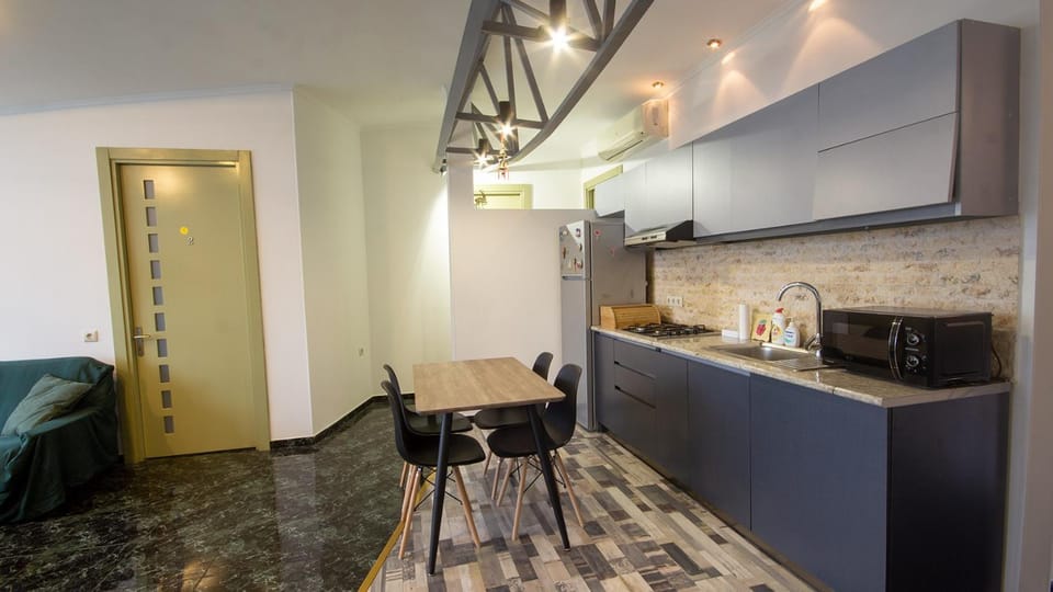 Kitchen or kitchenette, Dining area