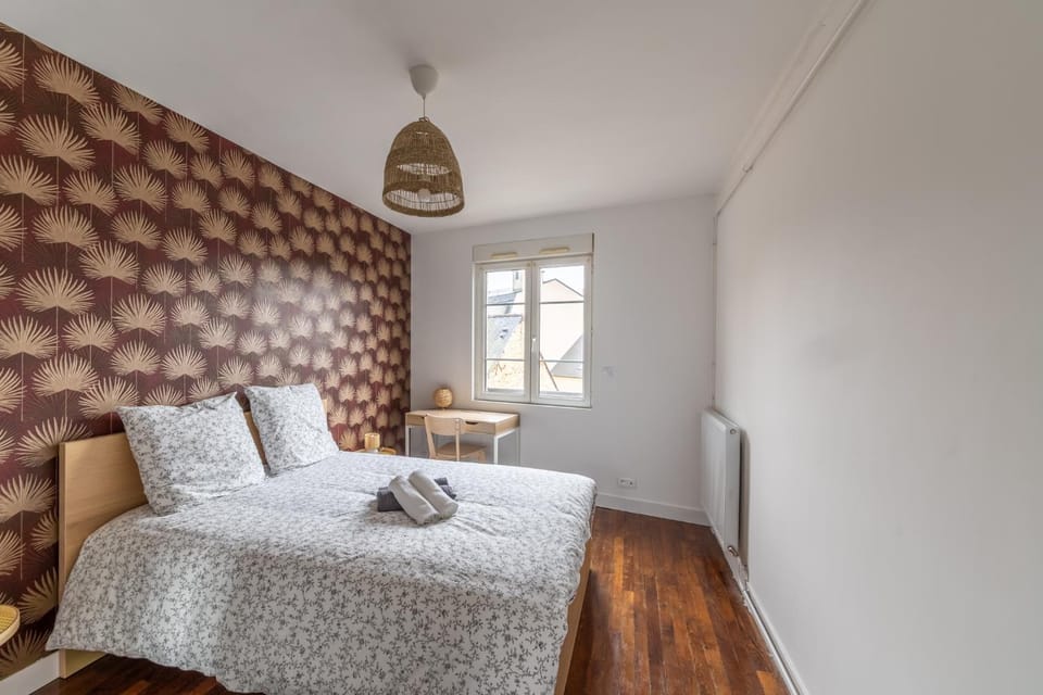 Seating area, Bedroom, internet