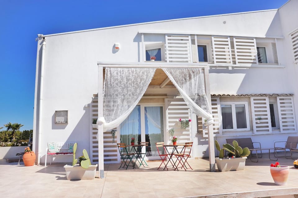 Property building, Patio, Balcony/Terrace