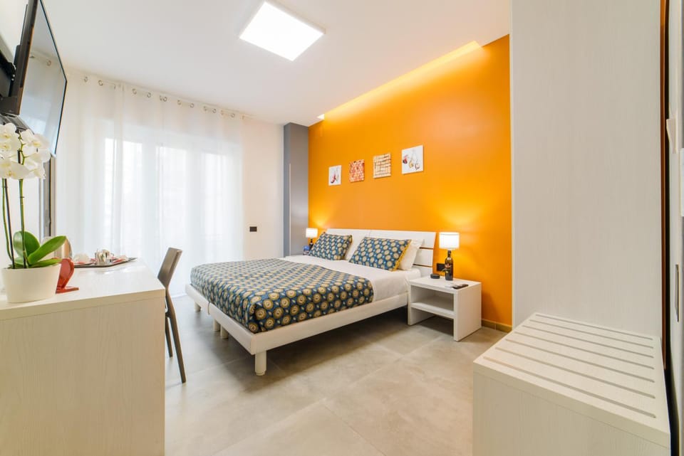 Bed, TV and multimedia, Photo of the whole room, Bedroom