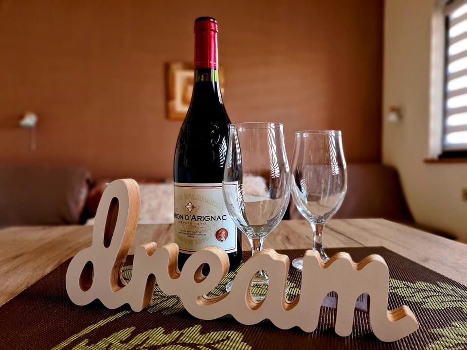Food and drinks, Bedroom, Drinks, Alcoholic drinks