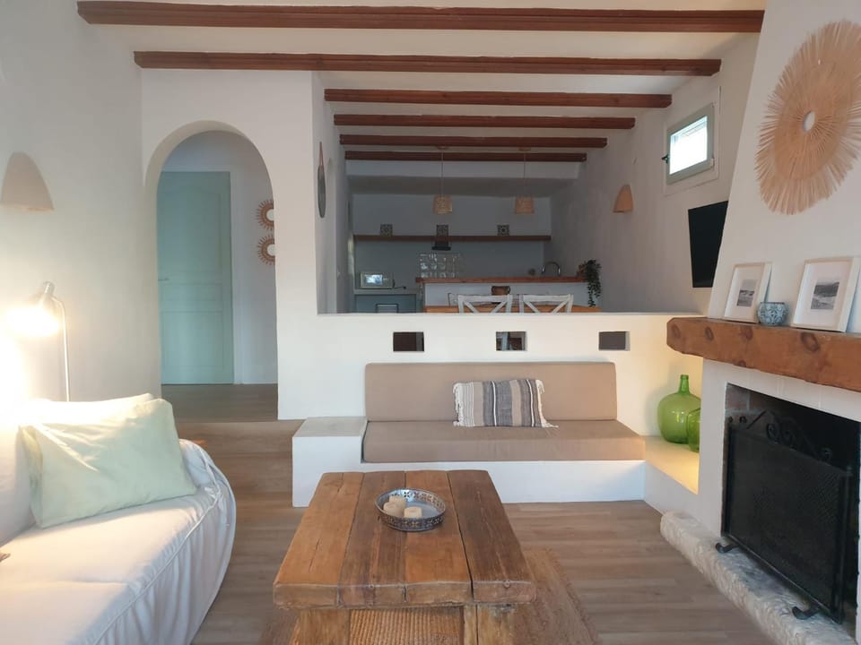 TV and multimedia, Kitchen or kitchenette, Living room, Photo of the whole room, Seating area, Dining area