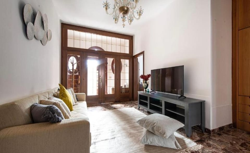 Communal lounge/ TV room, TV and multimedia, Living room, Seating area, Evening entertainment