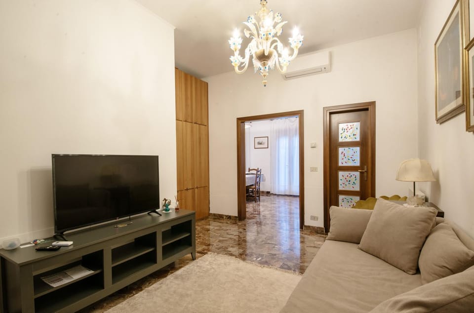 Communal lounge/ TV room, TV and multimedia, Living room, Seating area, Evening entertainment