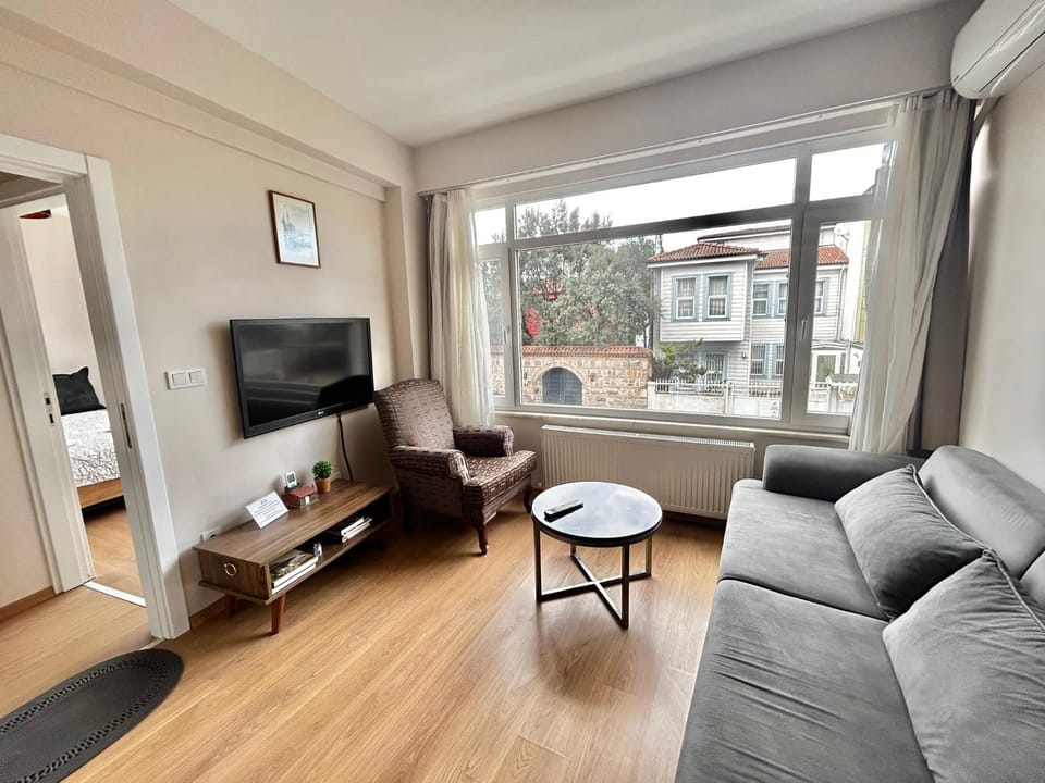 TV and multimedia, Living room, Seating area, Evening entertainment