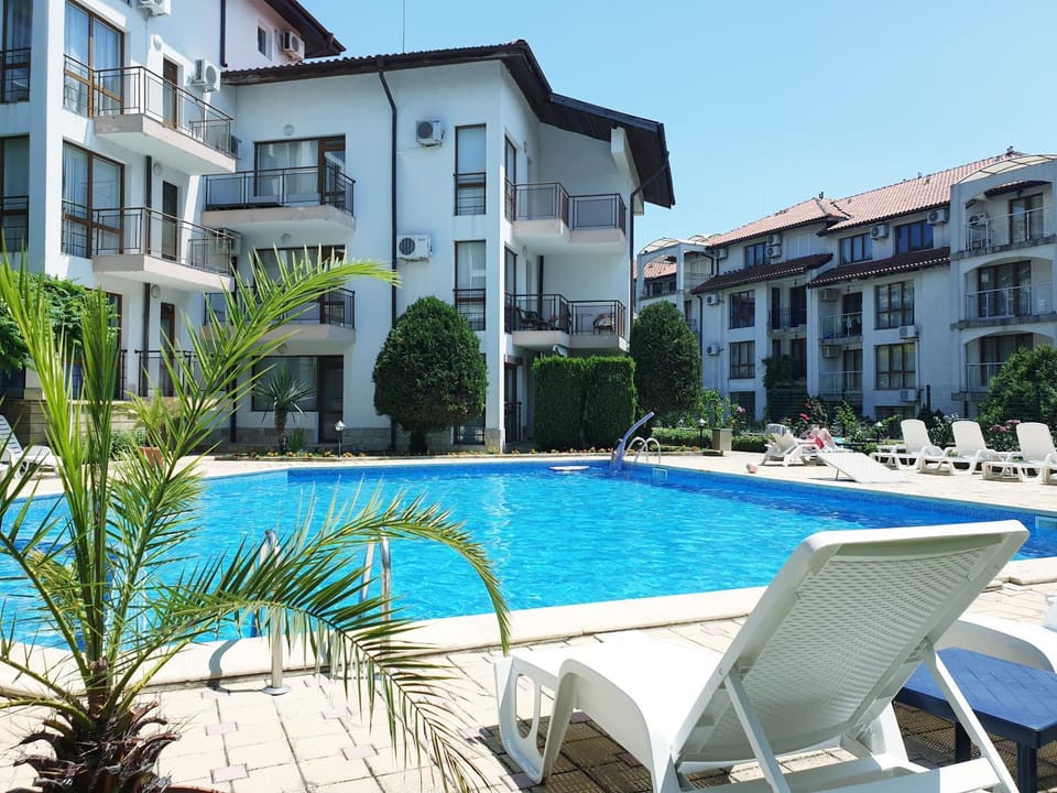 Patio, Swimming pool, sunbed