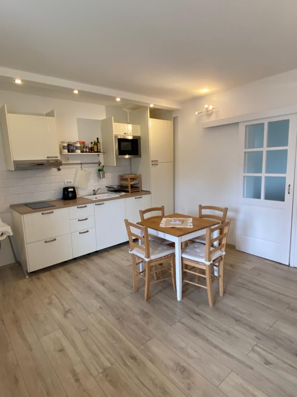 Dining area, kitchen