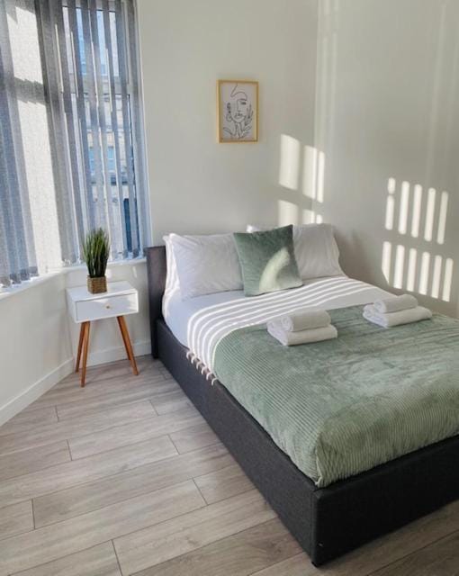 Bed, Photo of the whole room, towels