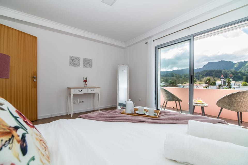 Bed, Photo of the whole room, Bedroom, Mountain view