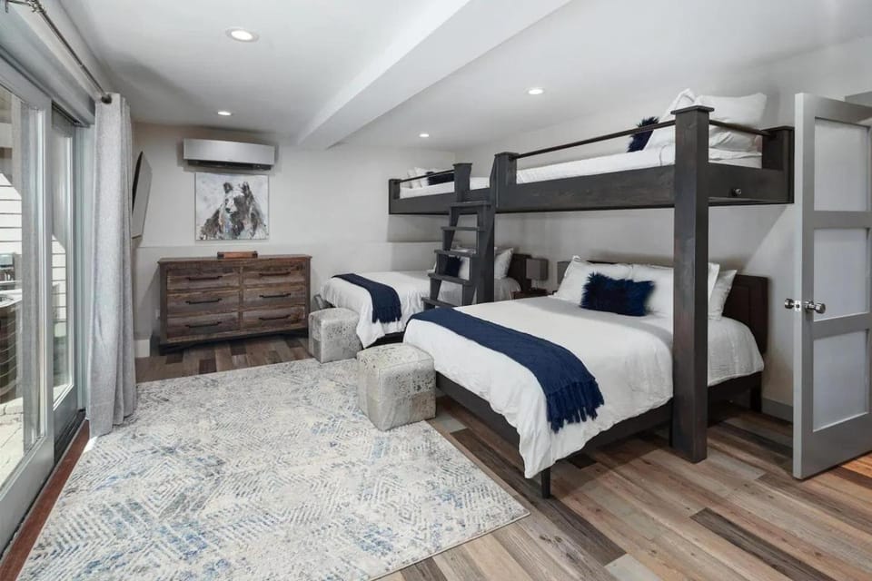 Best Location! Walkable30 Min to GNP5 Min Lake House in Whitefish