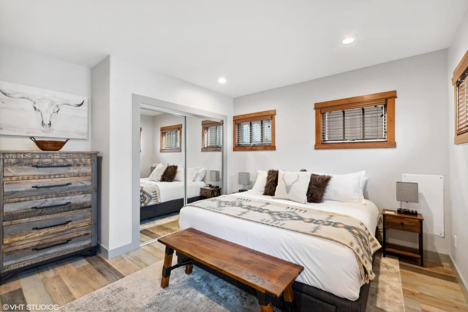 Best Location! Walkable30 Min to GNP5 Min Lake House in Whitefish