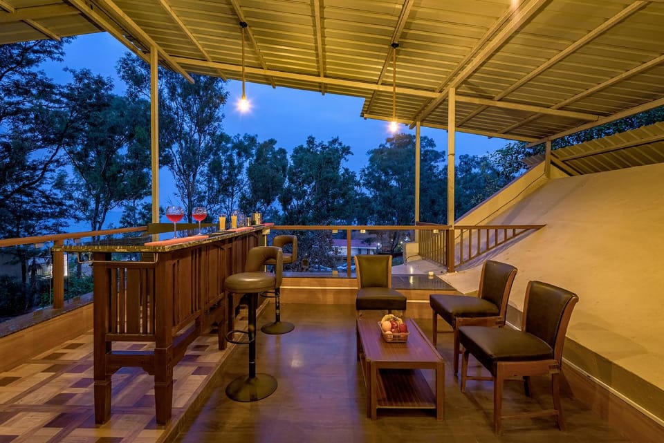 Restaurant/places to eat, Night, View (from property/room), Balcony/Terrace, Lounge or bar, Seating area, Dining area