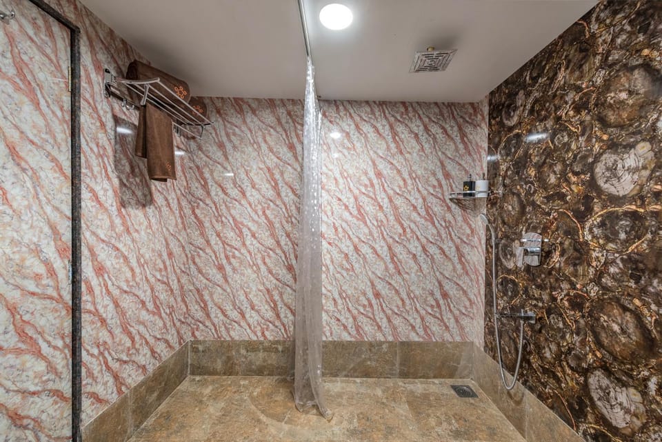 Shower, Toilet, Bathroom, towels