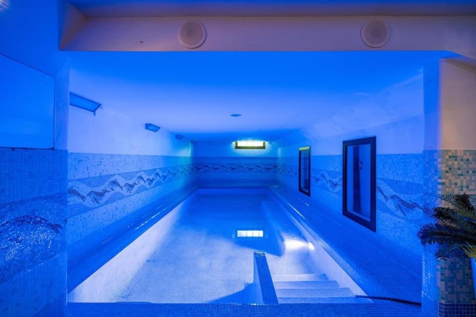 Swimming pool, Swimming pool
