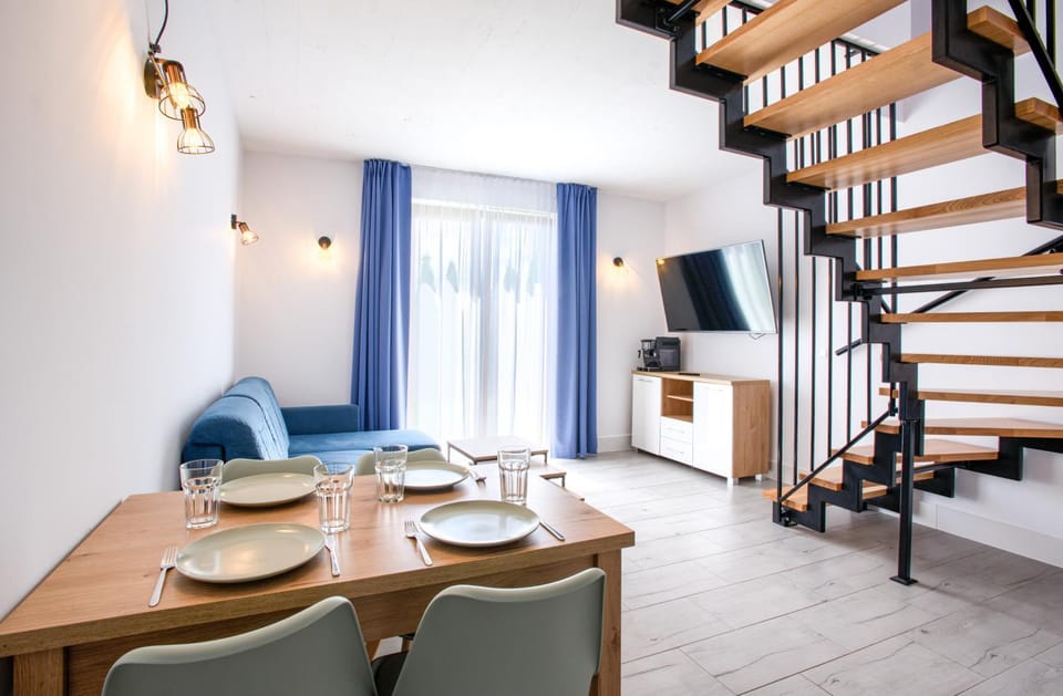 Communal lounge/ TV room, TV and multimedia, Coffee/tea facilities, Living room, Seating area, Dining area, Evening entertainment