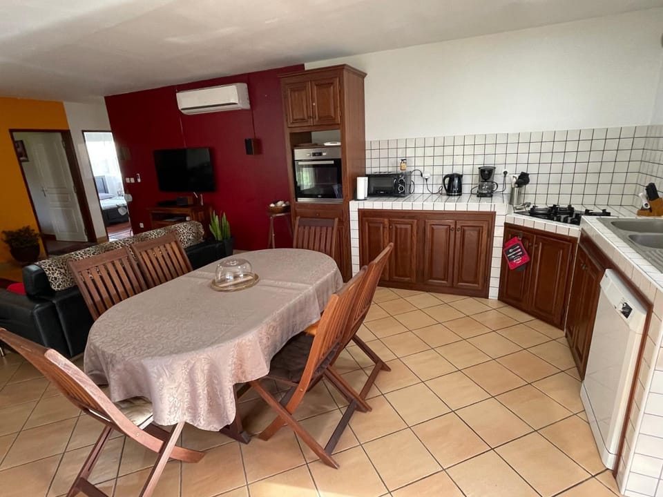 Coffee/tea facilities, Kitchen or kitchenette, Dining area, dishwasher, stove