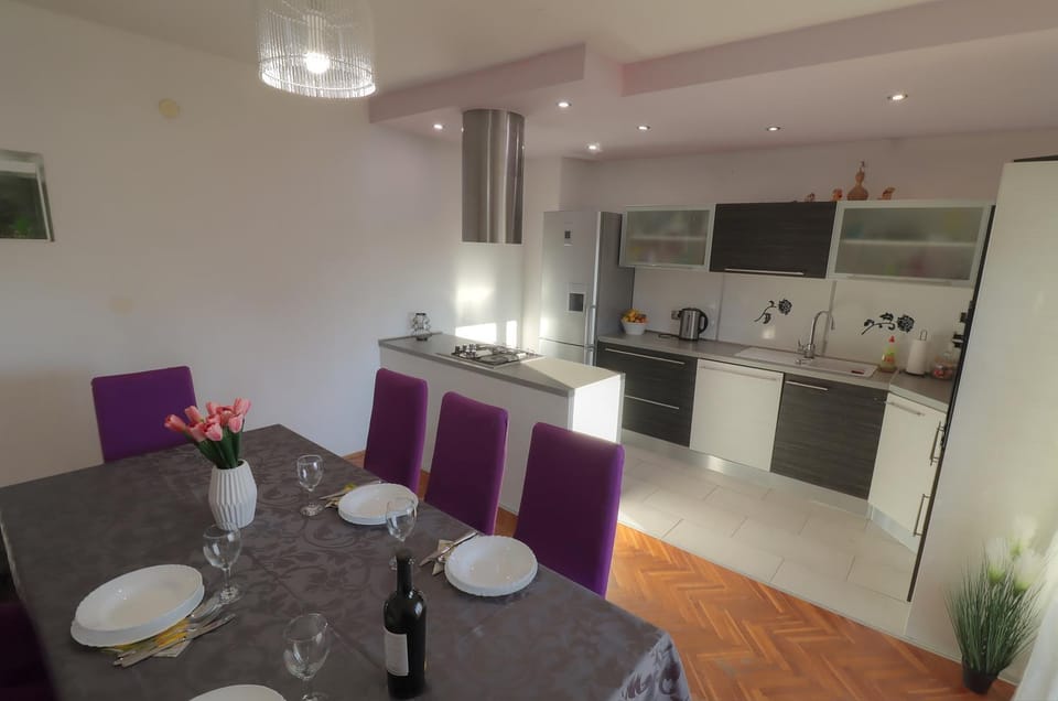Kitchen or kitchenette, Seating area, Dining area, oven, stove