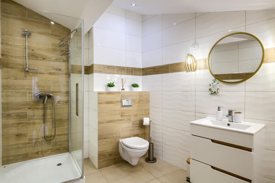 Shower, Toilet, Bathroom, towels