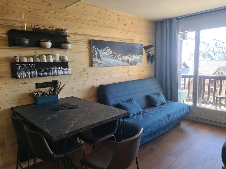 Seating area, Dining area