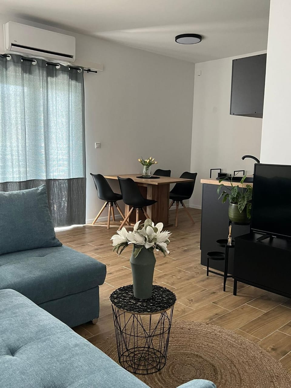 Living room, Seating area, Dining area