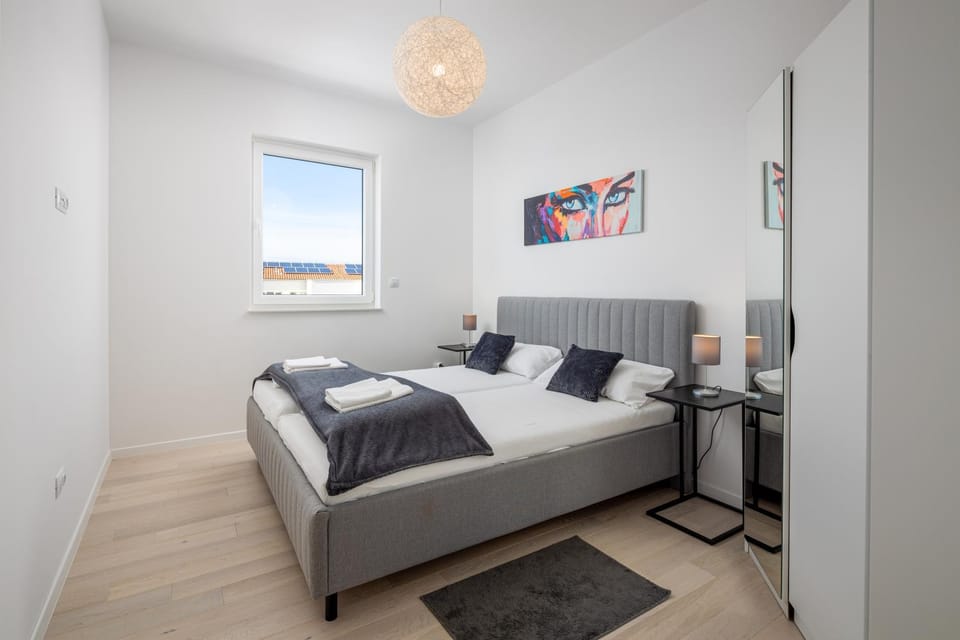 Photo of the whole room, Bedroom