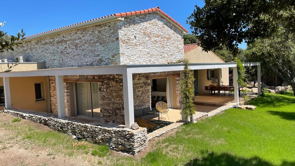 Property building, Patio, Garden, Balcony/Terrace