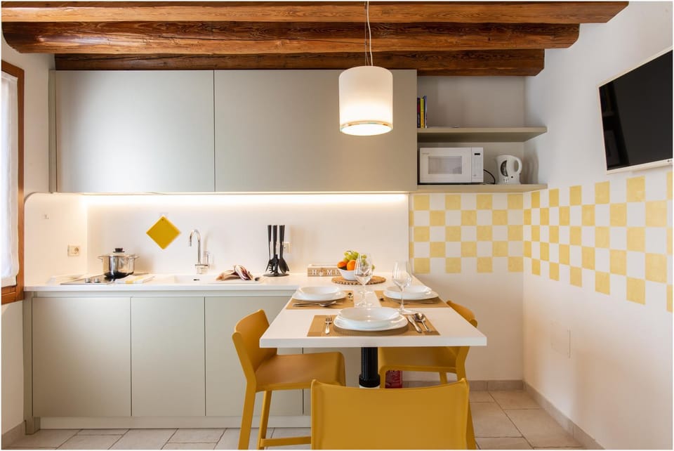 Kitchen or kitchenette, Dining area, stove