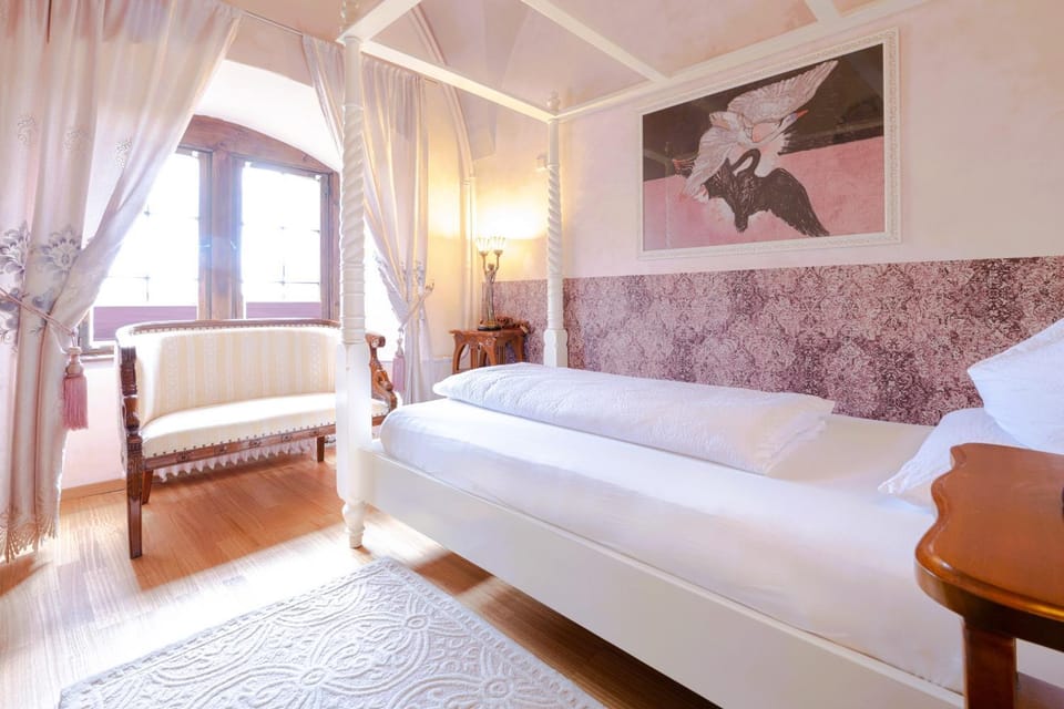 Bed, Seating area