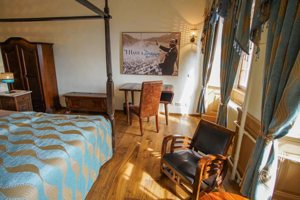 Photo of the whole room, hair dresser