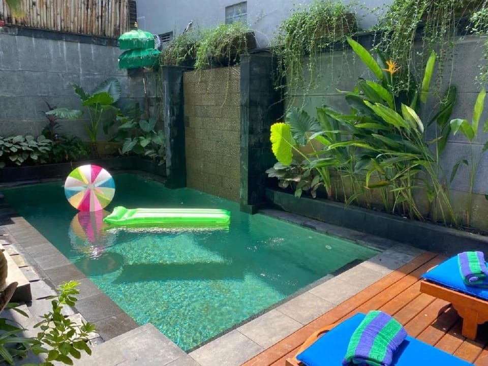 Swimming pool, sunbed