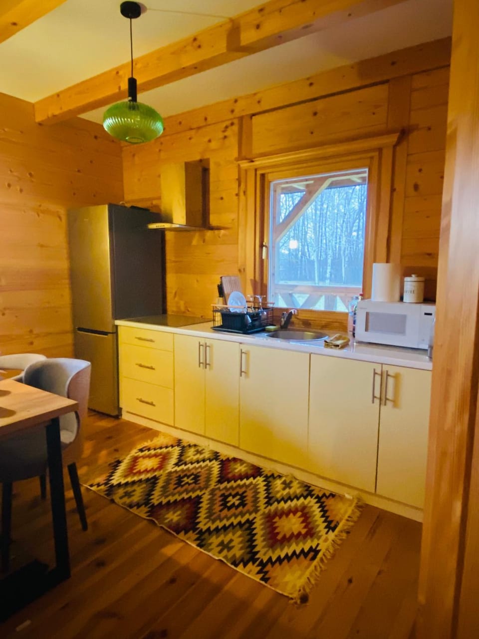 Kitchen or kitchenette, minibar, stove