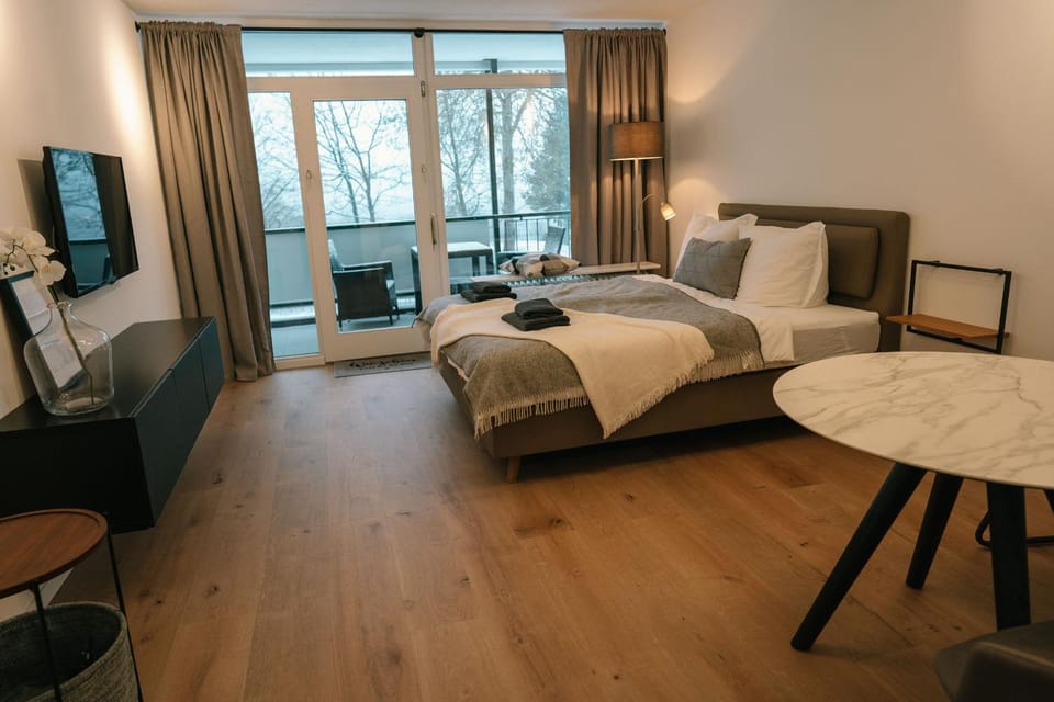Bed, TV and multimedia, Photo of the whole room, Seating area, Bedroom