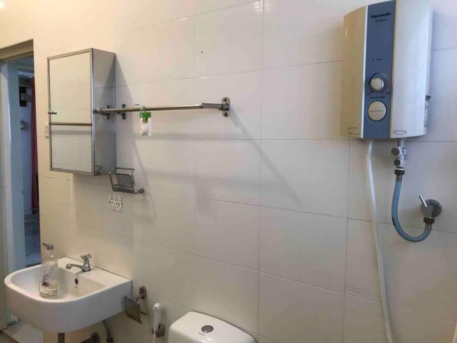 Cosy big house 5min CIQ SOGO KSL mall 4BR 12Pax House in Johor Bahru