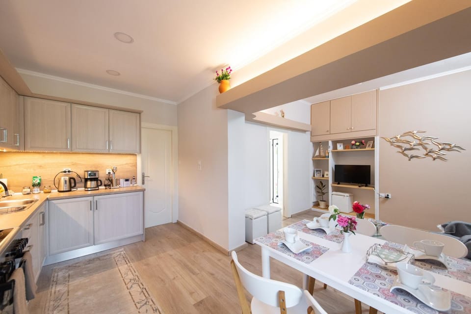 Coffee/tea facilities, Dining area, oven, stove, kitchen