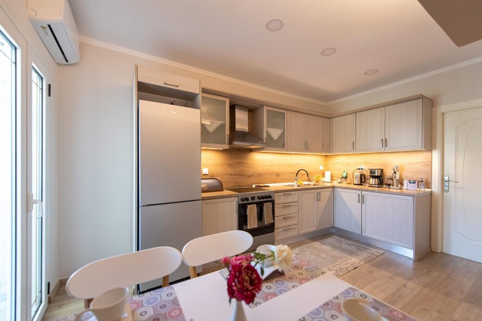 Coffee/tea facilities, Kitchen or kitchenette, Dining area, oven, stove, air conditioner