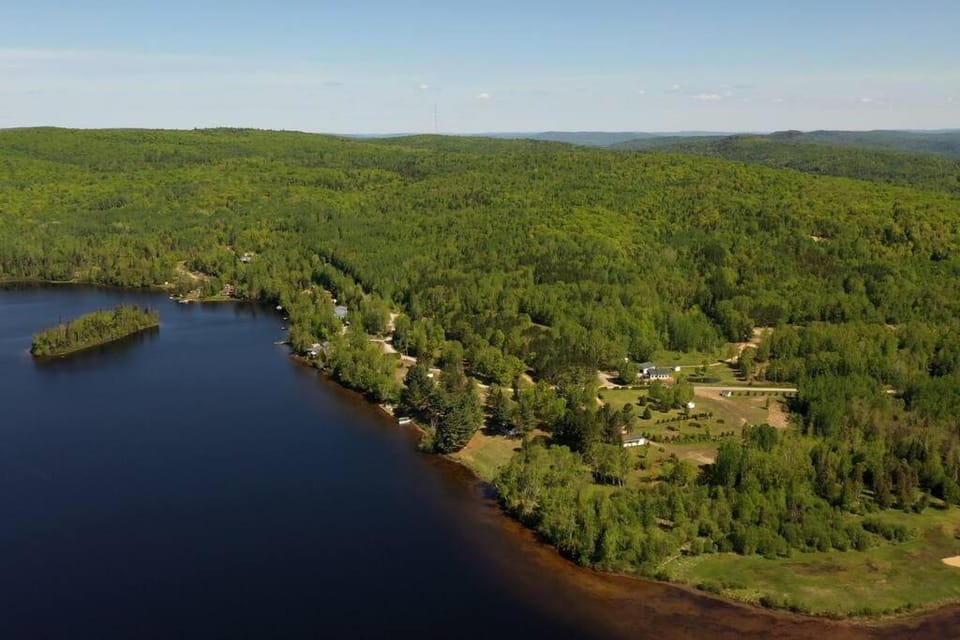 Chalet le Huard directement au bord du lac Chalet in Quebec