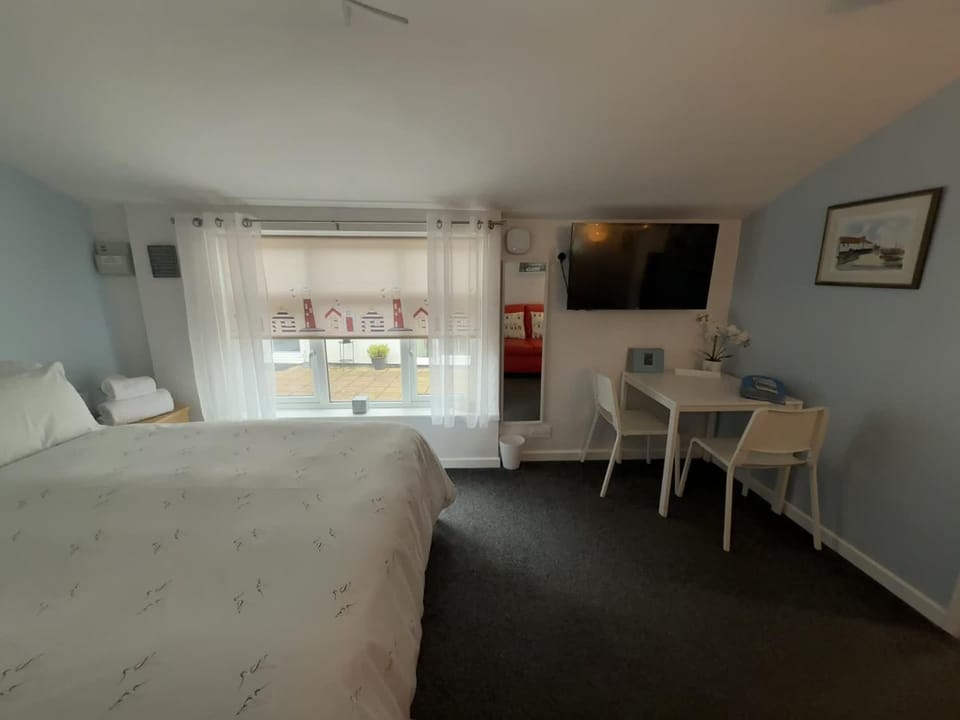 TV and multimedia, Photo of the whole room, Seating area, Bedroom