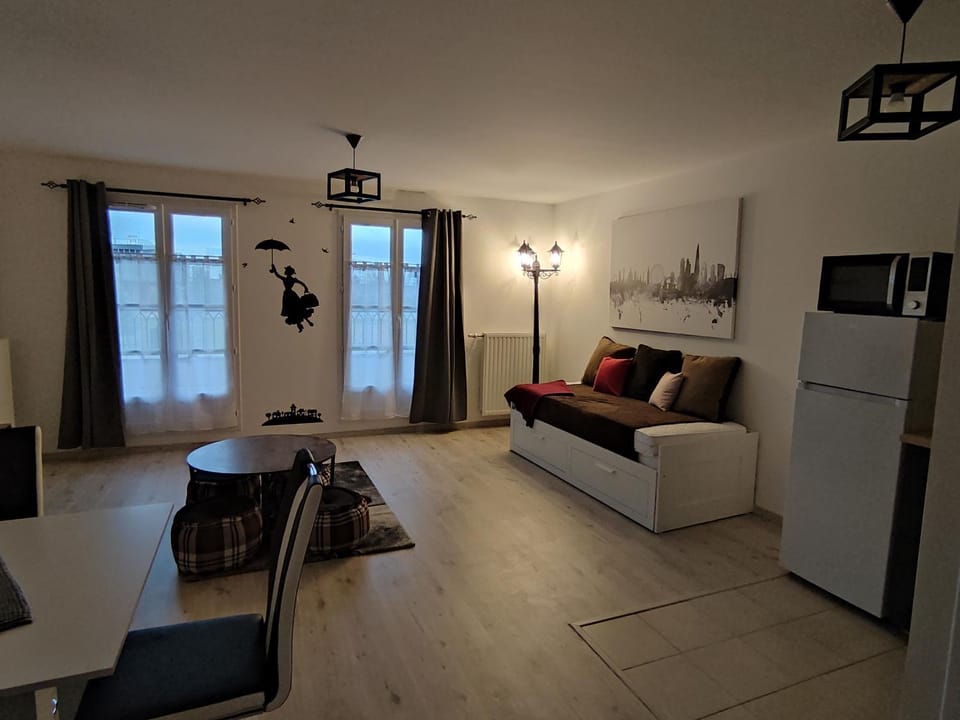 Kitchen or kitchenette, Living room, Seating area, Dining area