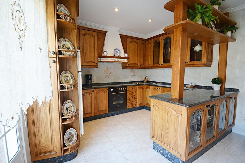 Kitchen or kitchenette, pet friendly, stove