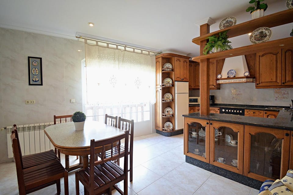 Kitchen or kitchenette, Dining area, pet friendly, stove