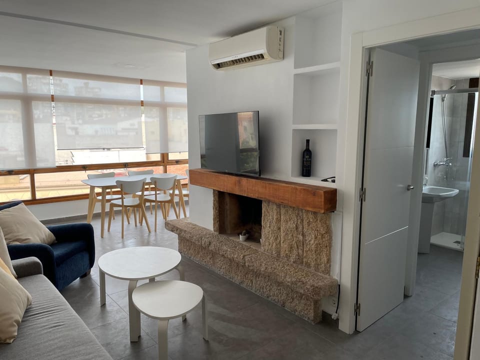 TV and multimedia, Dining area, flat iron, air conditioner