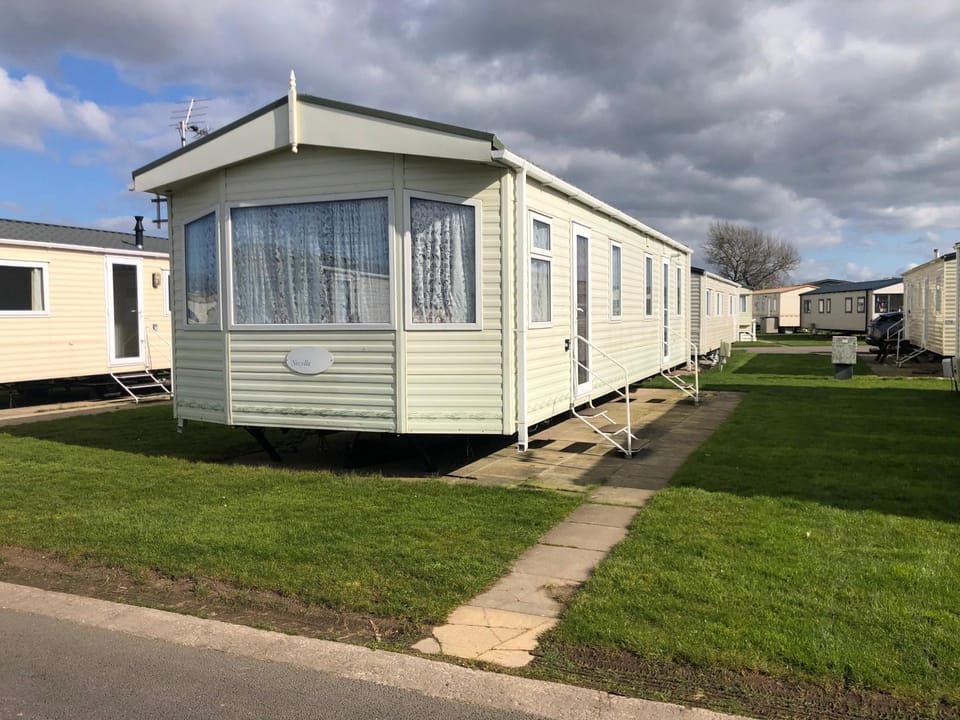 Lovely 3 bedroom 8 berth caravan in Rhyl Campground/ 
RV Resort in Rhyl