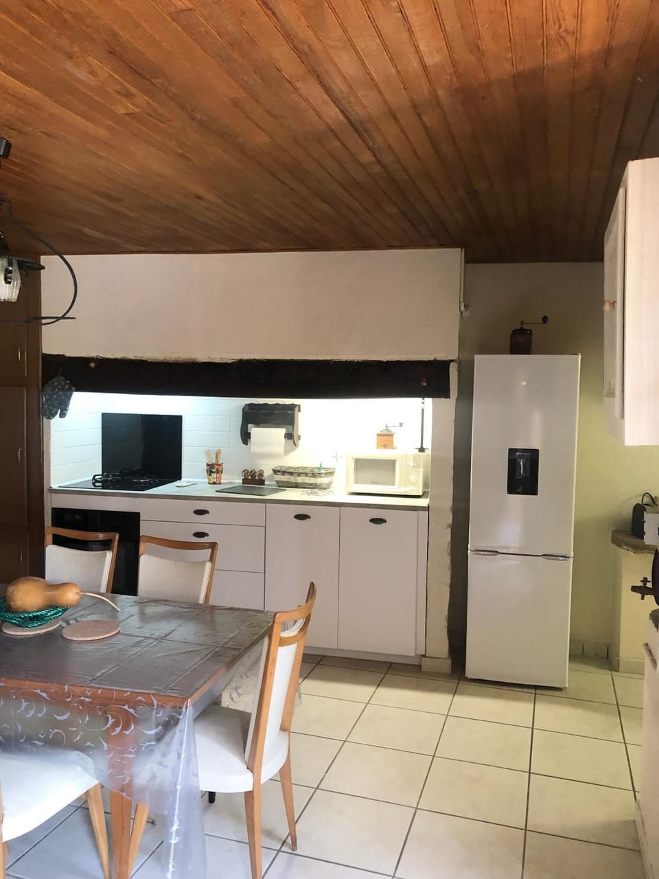 Kitchen or kitchenette, Dining area